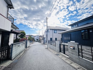 【前面道路含む現地写真】 | 幅員約4.5mの公道に面しています。交通量は比較的落ち着いており、お車の出し入れも焦らずゆっくり行えます。閑静な住宅街で、静かな暮らしを守れる環境です 。