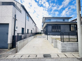 【駐車場】 | 千葉市稲毛区宮野木町　中古戸建　スポーツセンター駅 | 舗装されたきれいなカースペース。スペースにはゆとりがあり、自転車やバイクを置くことも可能！