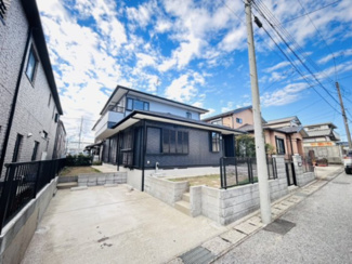 【外観】 | 千葉市稲毛区宮野木町　中古戸建　スポーツセンター駅 | 重厚感のあるネイビーの外壁に塗り替えられ、まるで新築のような佇まい。軽量鉄骨造のパナホーム施工！