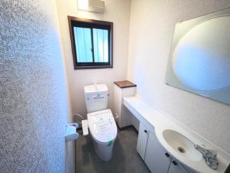 【トイレ】 | 千葉市稲毛区宮野木町　中古戸建　スポーツセンター駅 | 手洗いカウンターが備え付けられておりホテルライクで使い勝手の良い空間です 。