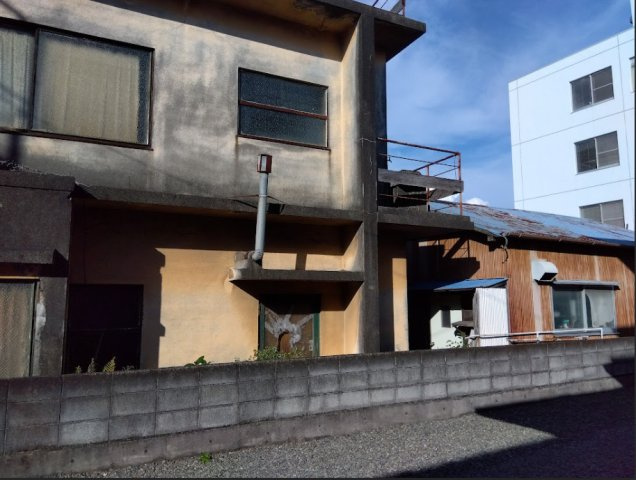 売土地　富士市平垣の外観|現在上物がありますが、解体更地渡しとなります。約100坪の土地です。