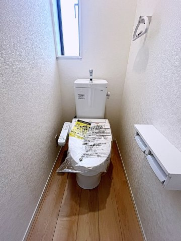 新築戸建・新築建売　二本松市油井第5　油井小・安達中のトイレ|白を基調としており小窓で換気ができるので清潔感のある空間。ペーパーホルダーが2つあるのも便利です！
