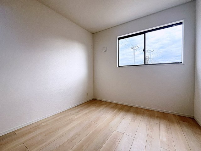 新築戸建・新築建売　二本松市油井第5　油井小・安達中の洋室|5.7帖の洋室は南側の窓から日差しが入り明るく気持ちの良いプライベート空間！