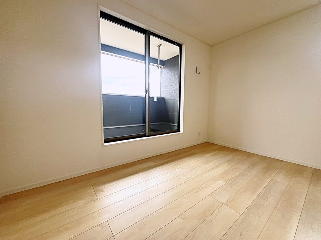 新築戸建・新築建売　二本松市油井第5　油井小・安達中の洋室|7帖の洋室はバルコニーに面しており大きな窓から日差しが入るので気持ちの良いプライベート空間です！