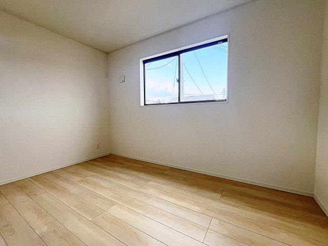 新築戸建・新築建売　二本松市油井第5　油井小・安達中の洋室|6帖の洋室は北側の窓から一定した柔らかい光が入り、PC作業や読書などにも最適なお部屋です！