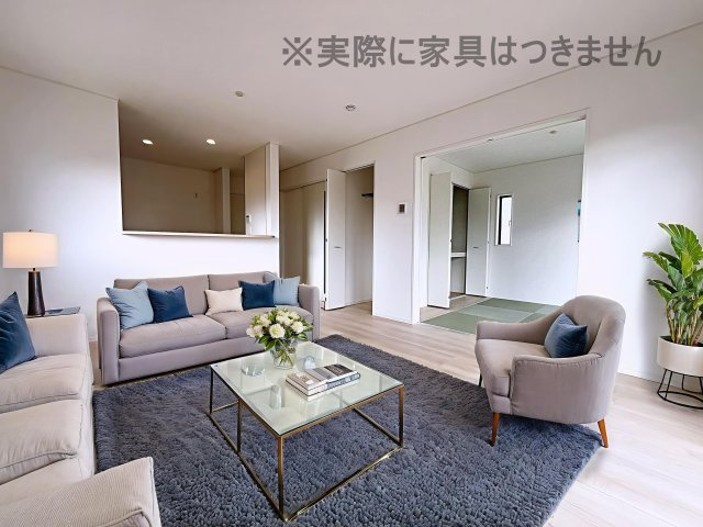 新築戸建・新築建売　二本松市油井第5　油井小・安達中の居間・リビング|画像はバーチャルホームステージングの加工による演出で、実際の家具は付きません。