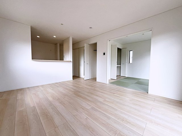 新築戸建・新築建売　二本松市油井第5　油井小・安達中の居間・リビング|15帖のLDKは隣の和室と合わせると20.2帖の開放的な家族団らんスペースです！