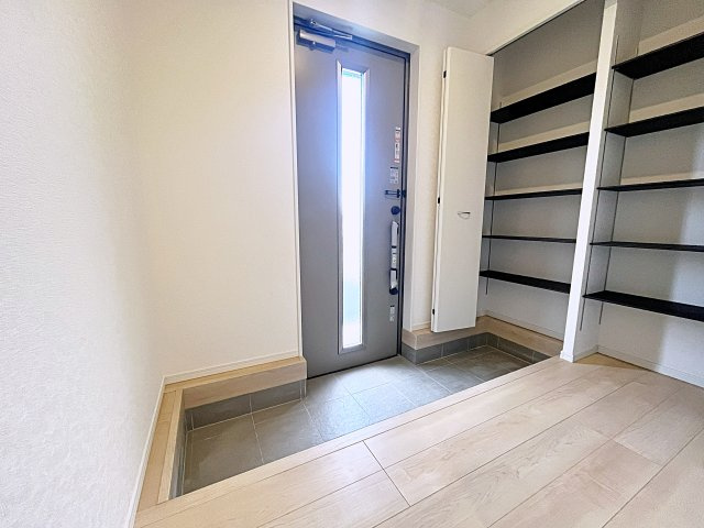 新築戸建・新築建売　二本松市油井第5　油井小・安達中の玄関|大容量のシューズボックスがあり収納豊富な玄関スペース。玄関ドアから日差しが入り明るいです！