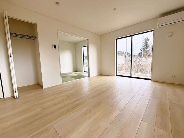 新築戸建・新築建売　二本松市油井第5　油井小・安達中の居間・リビング|窓が大きく開放的なリビングは家族が集うくつろぎの空間です！
