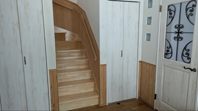 売中古戸建　富士市松本の内装|白木の扉でデザイン性の高い内装です。玄関へのドアがとてもオシャレです。