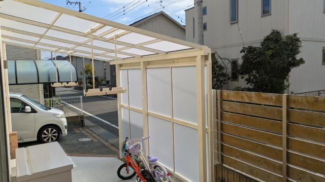 売中古戸建　富士市松本のその他|屋根付きの駐輪場です。勝手口から出られるので便利です。