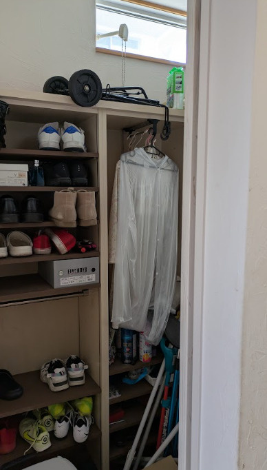 売中古戸建　富士市松本の収納|玄関横のシュ－ズインクロ－ゼットです。キッチンからも出入りできてとても便利です。