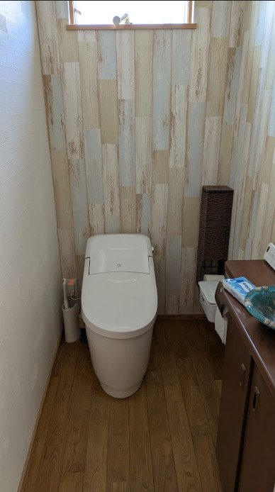 売中古戸建　富士市松本のトイレ|棚付きの収納スペ－スのある一階のトイレです。