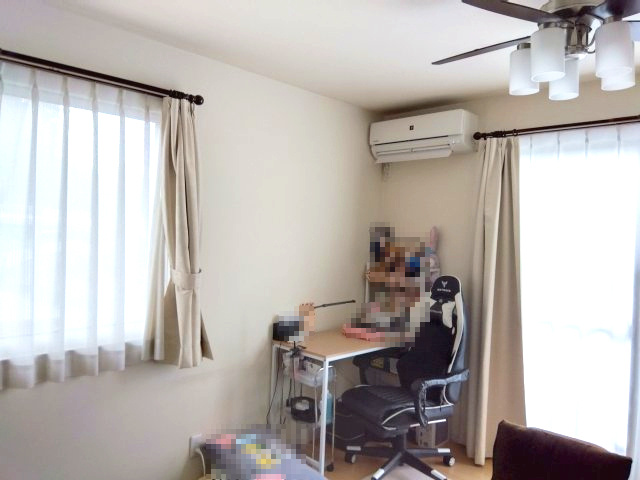 売中古戸建　富士市比奈の居間・リビング|2面に窓があるので明るいリビングです。