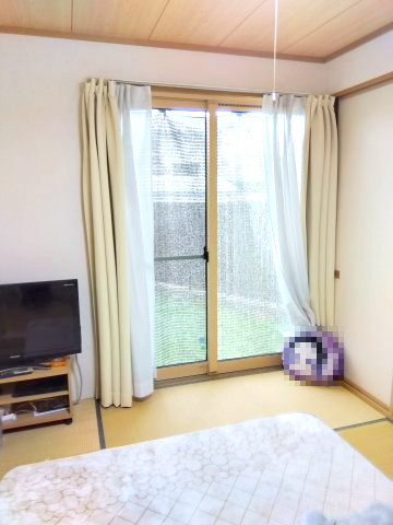 売中古戸建　富士市比奈の和室|大きい窓から入る日差しが嬉しいですね。リビング横にあるので食後に気持ち良くお昼寝出来そうですね。