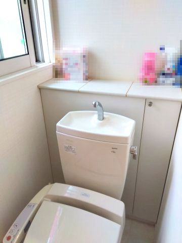 売中古戸建　富士市比奈のトイレ|後部に収納があり、綺麗に片づけられますね。