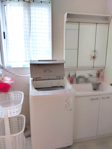 売中古戸建　富士市比奈の独立洗面台|洗面所にも大きな窓があるので明るいランドリースペースとなってます。
