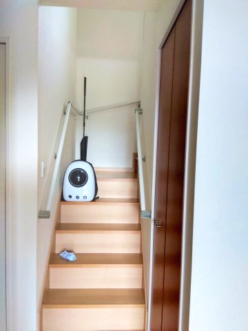 売中古戸建　富士市比奈の内装|明るい色合いの壁と階段です。