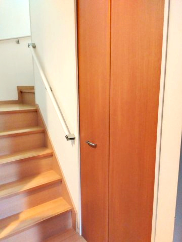 売中古戸建　富士市比奈の内装|階段よこに収納があり、掃除道具などを収納出来ます。