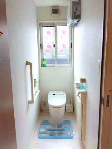 売中古戸建　富士市比奈のトイレ|後部窓から日差しが降り注ぎ明るいお手洗いです。