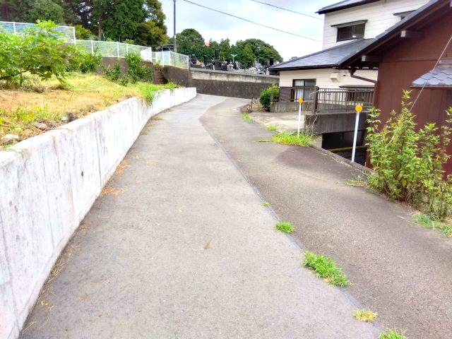 売中古戸建　富士市比奈の前面道路含む現地写真|閑静な住宅地に位置しています。車通りが少なく騒音も気にならない穏やかな環境です。