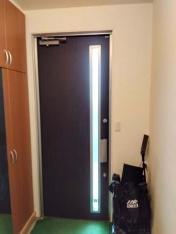 売中古戸建　富士市比奈の玄関|ドアの一部が遮光タイプになっており、外の光を感じられます。