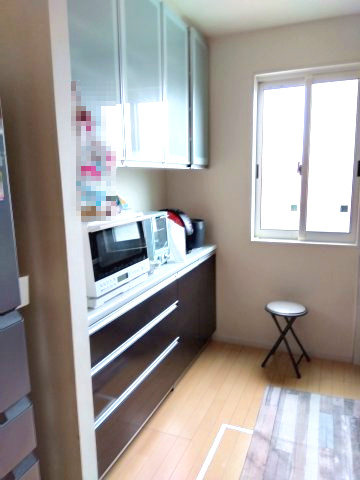 売中古戸建　富士市比奈のキッチン|キッチンにも大き目な窓があり、明るいキッチンとなっております。