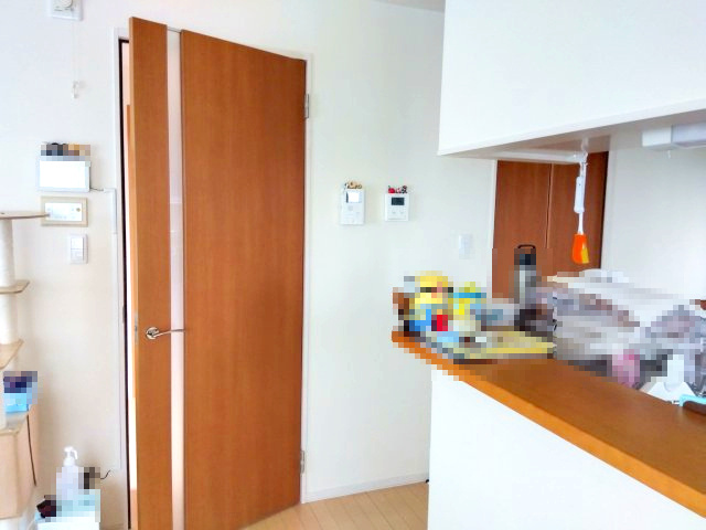 売中古戸建　富士市比奈の居間・リビング|カウンターキッチンになっているので家族の様子を見ながら家事が出来ますね。