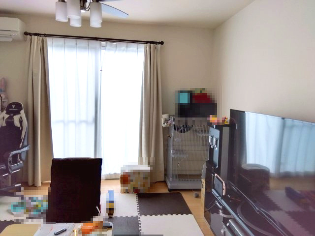 売中古戸建　富士市比奈の居間・リビング|広々リビングなので大きなテレビも設置に困りません。