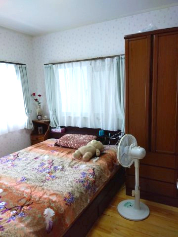 サンコーポ松岡　富士市松岡の洋室|二面採光なので日差しがたっぷり入ります。また風通しが良く解放感もあります。