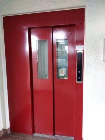 サンコーポ松岡　富士市松岡のその他共用部分|エレベーター付マンションです。たくさんお買い物しても楽々お部屋まで行けますね。