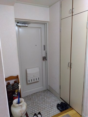 サンコーポ松岡　富士市松岡の玄関|備え付けのシューズボックスがあるので収納がたっぷりあります。靴をしまって玄関をすっきりと使えます。