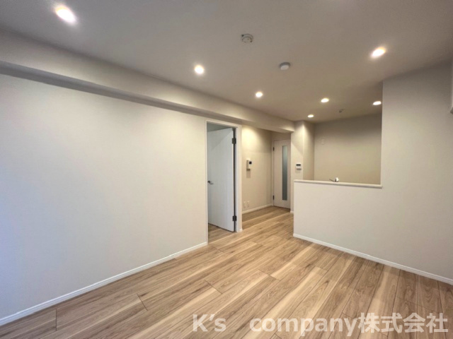 藤沢市片瀬海岸2丁目　ライオンズマンション片瀬江ノ島第２　102号室の居間・リビング|リビングは落ち着きのあるスペースです♪