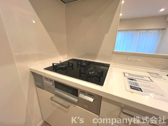 藤沢市片瀬海岸2丁目　ライオンズマンション片瀬江ノ島第２　102号室のキッチン|3口ガスコンロでお料理の幅も広がります♪