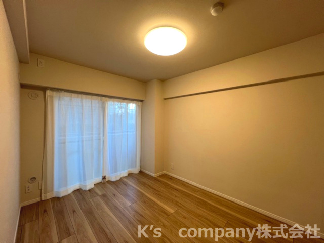 藤沢市片瀬海岸2丁目　ライオンズマンション片瀬江ノ島第２　102号室の寝室|温かい雰囲気の洋室は寝室におすすめです♪