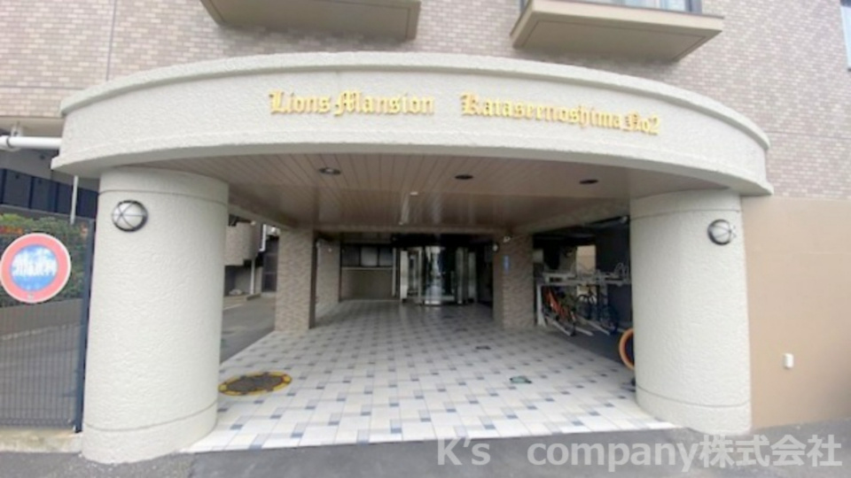 藤沢市片瀬海岸2丁目　ライオンズマンション片瀬江ノ島第２　102号室のエントランス|広々と開放感のあるエントランスです☆