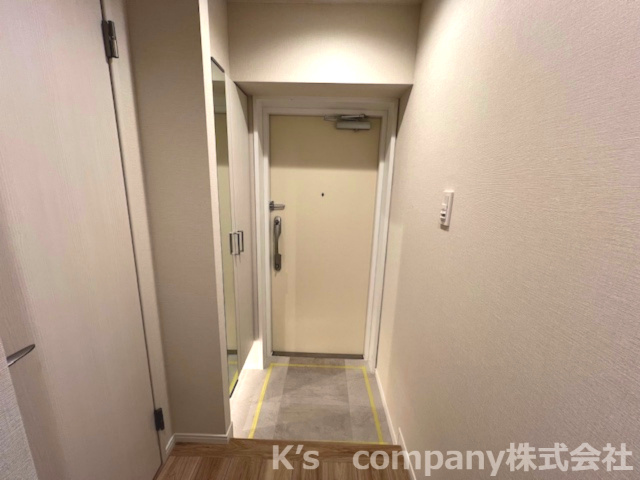 藤沢市片瀬海岸2丁目　ライオンズマンション片瀬江ノ島第２　102号室の玄関|足元のライトが優しく照らしてくれます♪