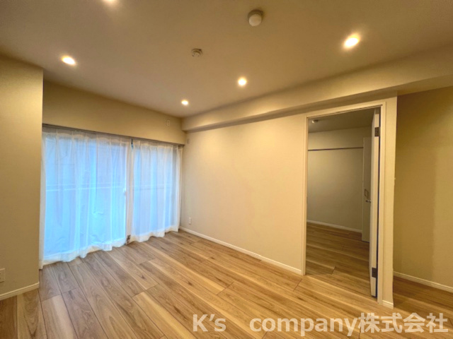 藤沢市片瀬海岸2丁目　ライオンズマンション片瀬江ノ島第２　102号室の居間・リビング|大きな窓もあり、通風も良好です☆