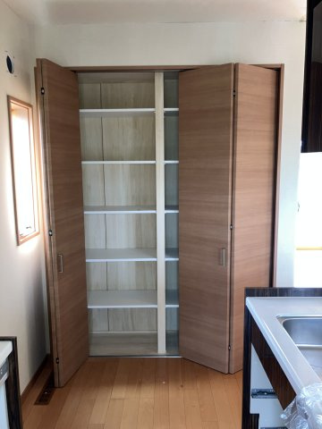 中古戸建　浜松市中央区三幸町　のキッチン|大きな収納あります　