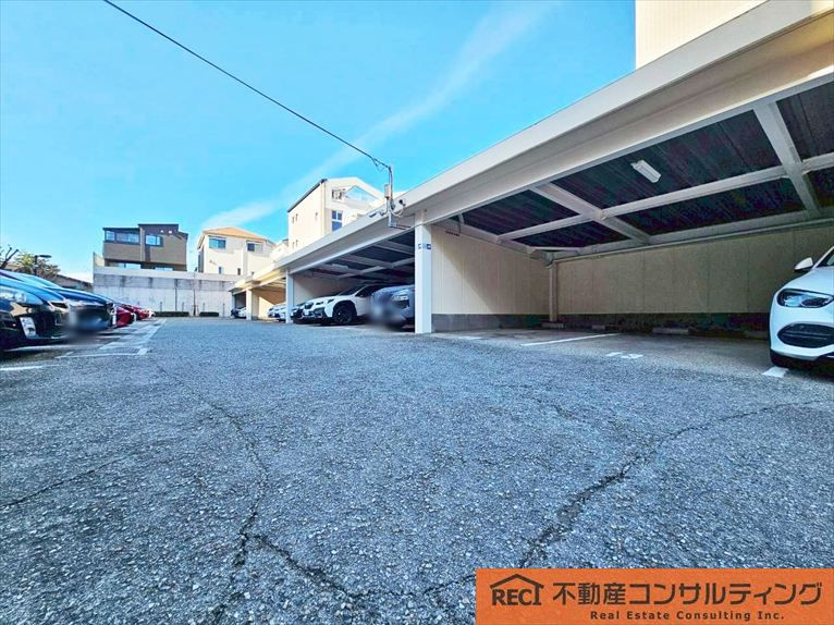 ロイヤルアーク夙川の駐車場
