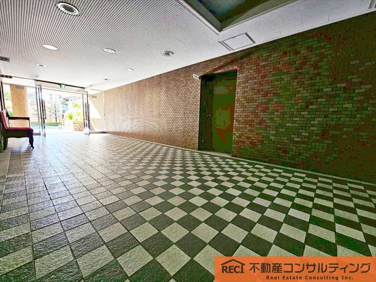 ロイヤルアーク夙川のエントランス