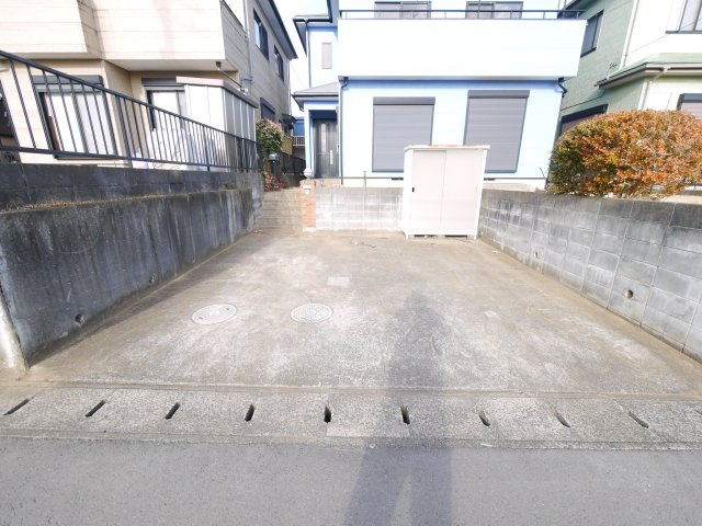 八街市勢田　中古戸建の駐車場|平成12年8月築 4LDK  玄関ホール吹き抜け  駐車場並列2台  閑静な分譲地内 