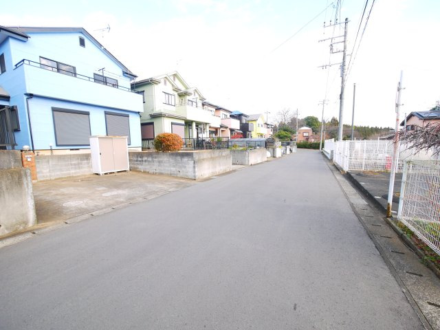 八街市勢田　中古戸建の前面道路含む現地写真|平成12年8月築 4LDK  玄関ホール吹き抜け  駐車場並列2台  閑静な分譲地内 