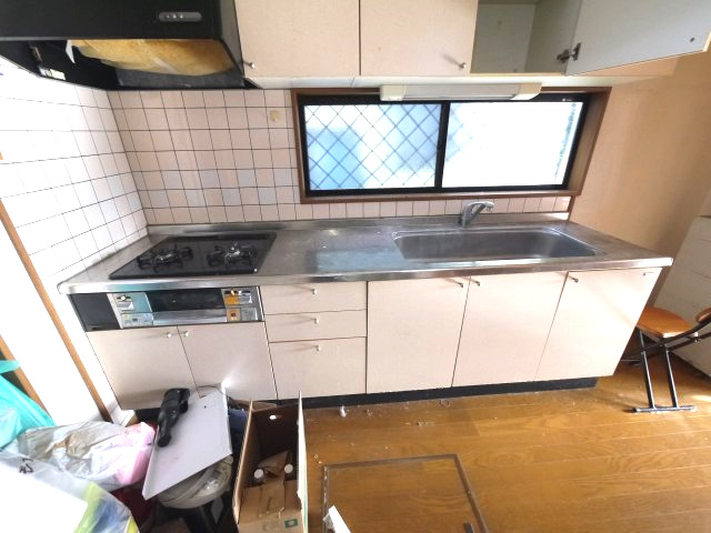 八街市勢田　中古戸建のキッチン|平成12年8月築 4LDK  玄関ホール吹き抜け  駐車場並列2台  閑静な分譲地内 