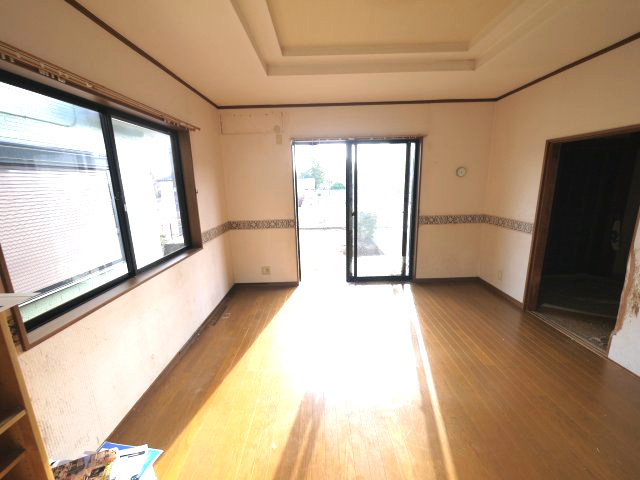 八街市勢田　中古戸建の居間・リビング|平成12年8月築 4LDK  玄関ホール吹き抜け  駐車場並列2台  閑静な分譲地内 
