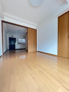 落ち着いた色調の洋室です