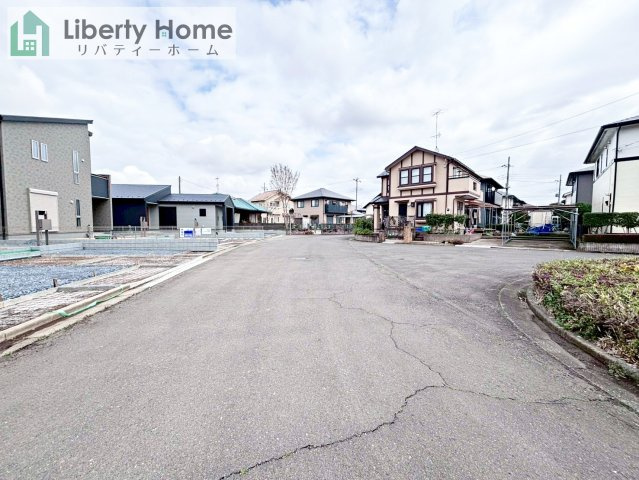 小美玉市希望ケ丘1期　新築戸建　1号棟の前面道路含む現地写真