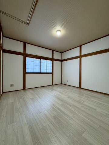 門真市江端町の洋室|3階洋室。約8帖
たっぷり収納可能な屋根裏収納付きです。