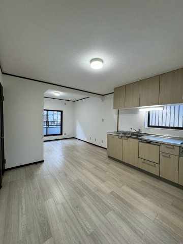 門真市江端町の居間・リビング|約14帖のリビング。2階リビングでプライバシーを守れます。
バルコニーに面して明るいお部屋です。