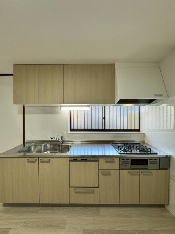 門真市江端町のキッチン|後片付けにうれしい食洗器付きシステムキッチン。
窓付きで換気も安心です！